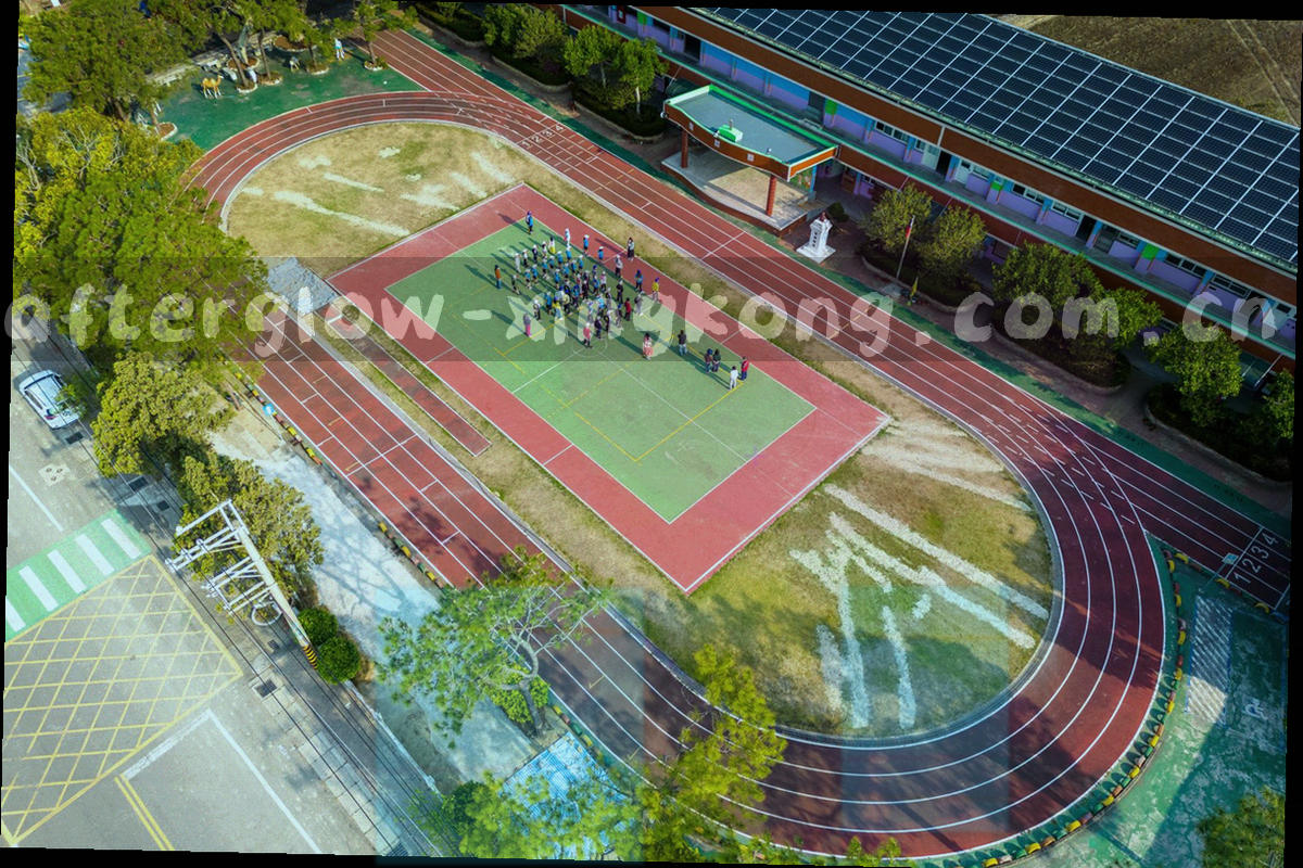 散场后的看台与通道灯光，座位已经空下来，地面留着灯带的反光